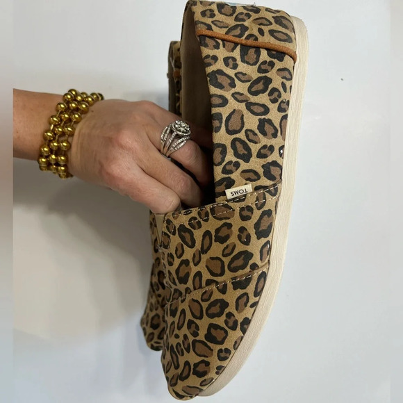 TOMS leopard print slip on flats - Picture 6 of 8
